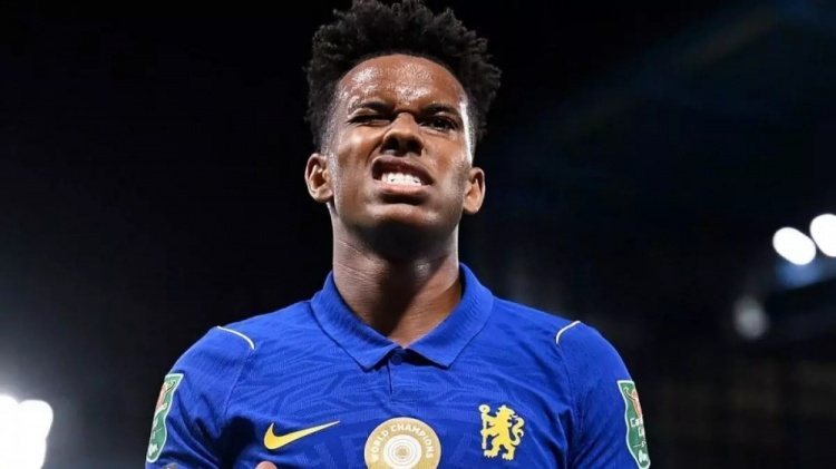 每体：埃斯特旺在切尔西缺乏上场时间，巴萨正关注球员的未来去向